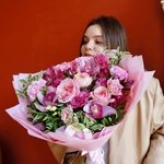 Девушка с розовым букетом: орхидея, пионовидная роза, фактурная эустома в Санкт-Петербурге - Фотография 4