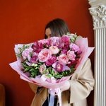 Девушка с розовым букетом: орхидея, пионовидная роза, фактурная эустома в Санкт-Петербурге - Фотография 10