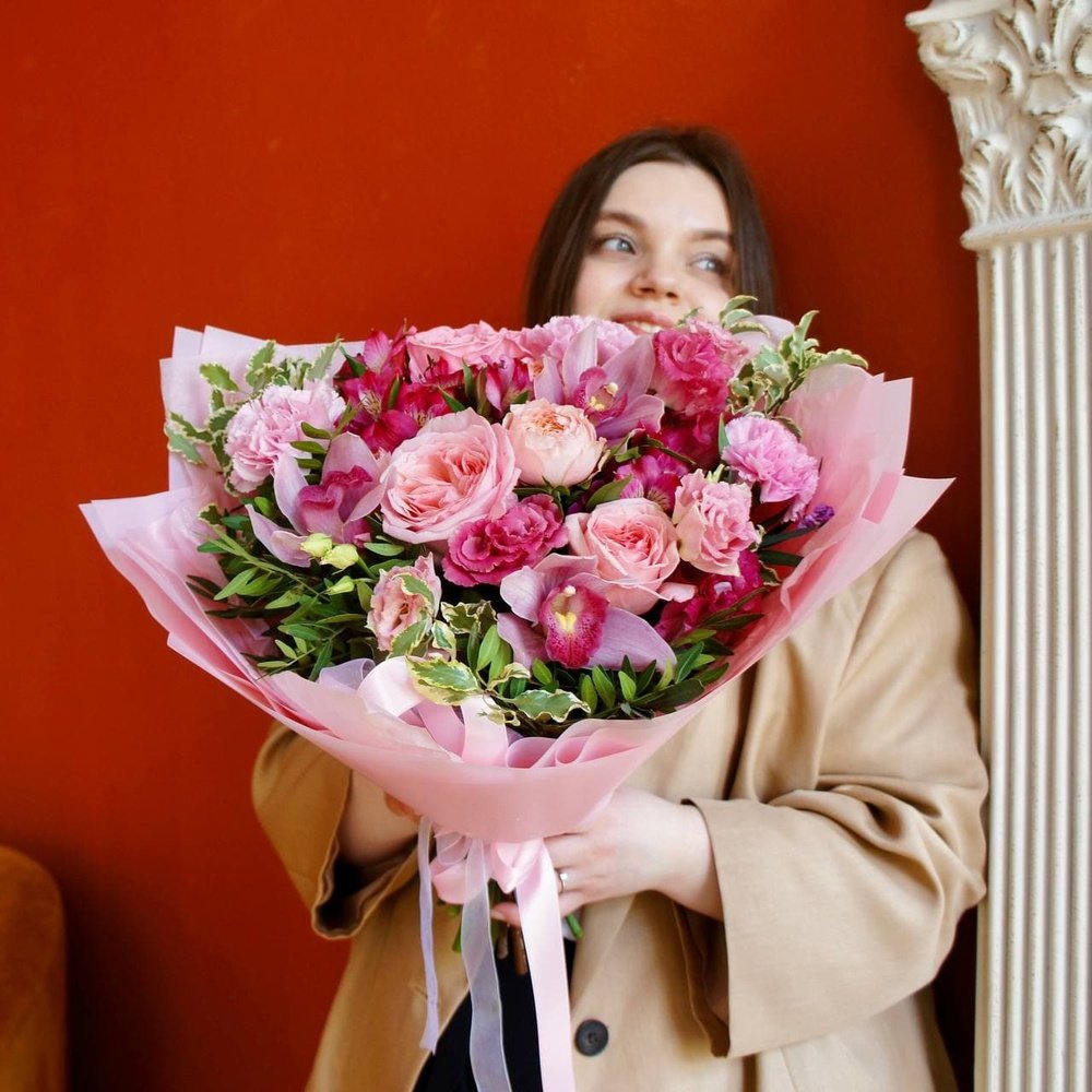 Девушка с розовым букетом: орхидея, пионовидная роза, фактурная эустома