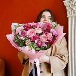 Девушка с розовым букетом: орхидея, пионовидная роза, фактурная эустома в Санкт-Петербурге - Фотография 2