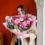 Девушка с розовым букетом: орхидея, пионовидная роза, фактурная эустома в Санкт-Петербурге - Фотография 9
