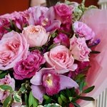 Девушка с розовым букетом: орхидея, пионовидная роза, фактурная эустома в Санкт-Петербурге - Фотография 3