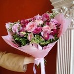 Девушка с розовым букетом: орхидея, пионовидная роза, фактурная эустома в Санкт-Петербурге - Фотография 7