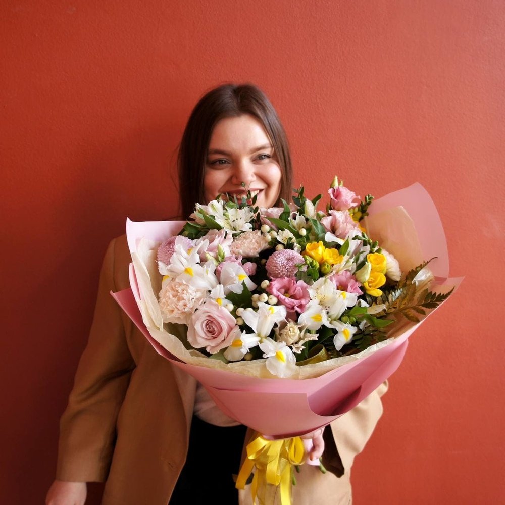 Летняя поляна: ароматная фрезия, ажурная эустома и другие цветы