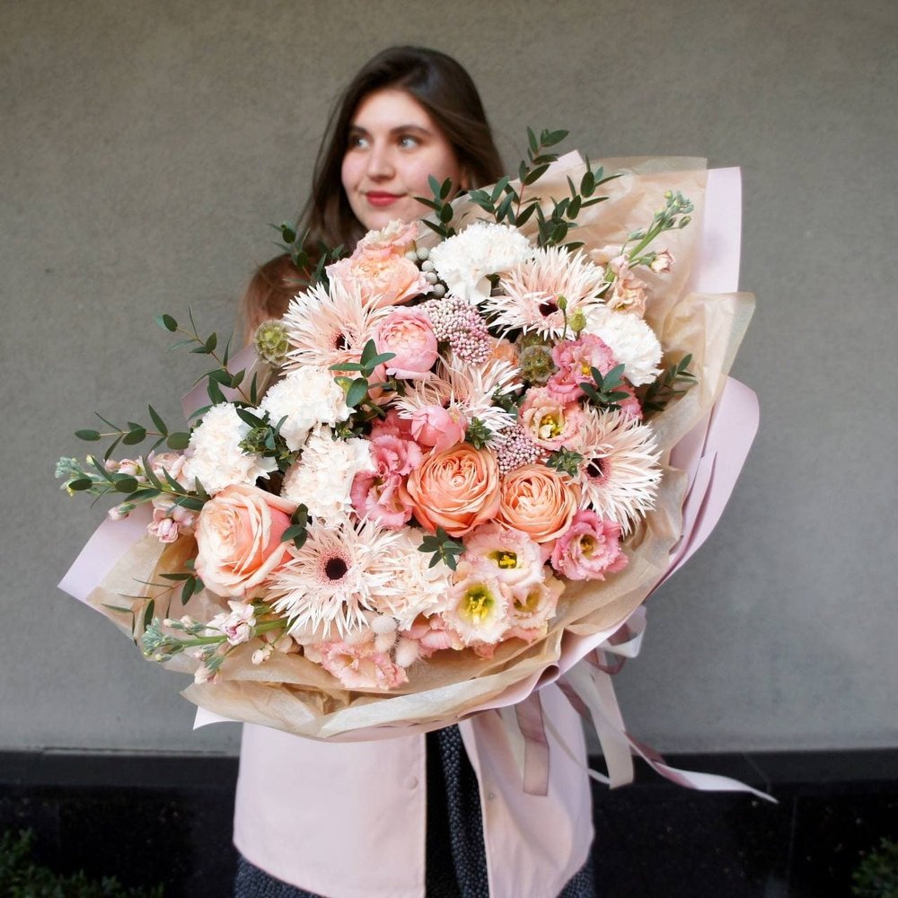 Песчаные замки: пионовидная роза, фактурная гвоздика и сортовая гербера