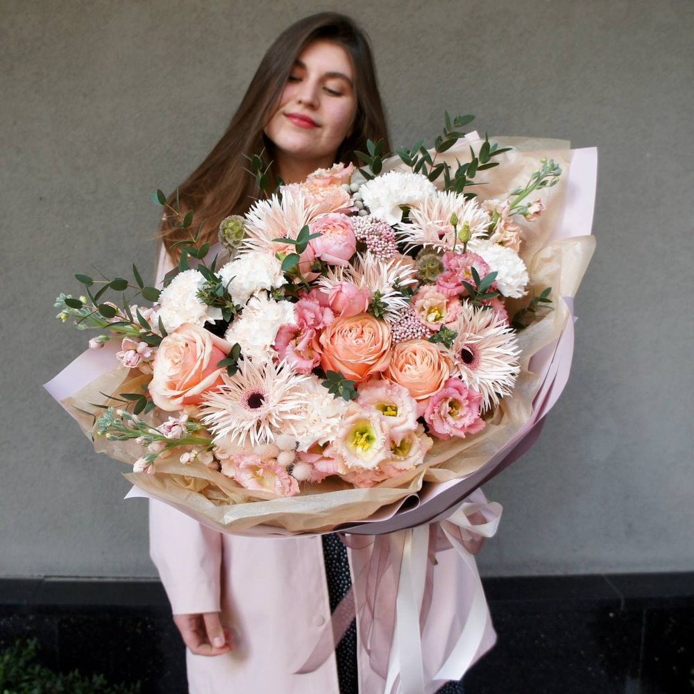 Песчаные замки: пионовидная роза, фактурная гвоздика и сортовая гербера