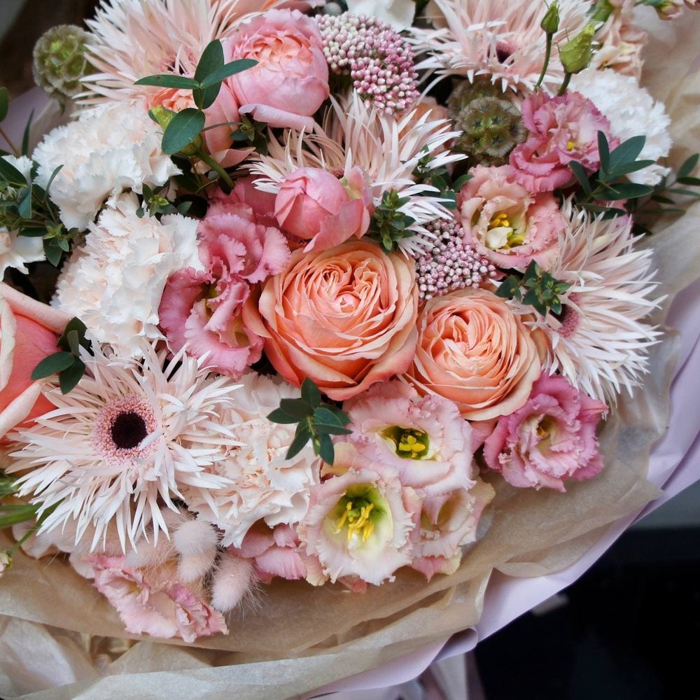 Песчаные замки: пионовидная роза, фактурная гвоздика и сортовая гербера