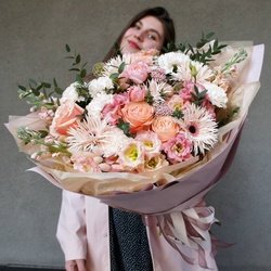 Букет «Песчаные замки: пионовидная роза, фактурная гвоздика и сортовая гербера» Букет «Песчаные замки: пионовидная роза, фактурная гвоздика и сортовая гербера»