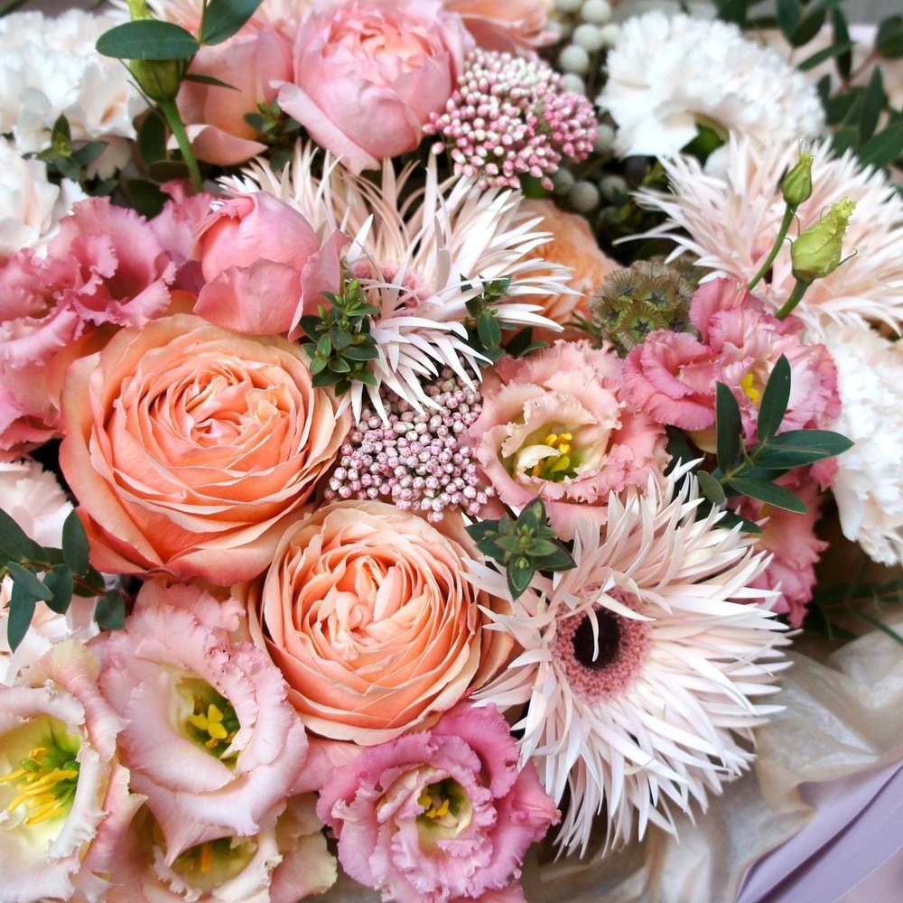 Песчаные замки: пионовидная роза, фактурная гвоздика и сортовая гербера