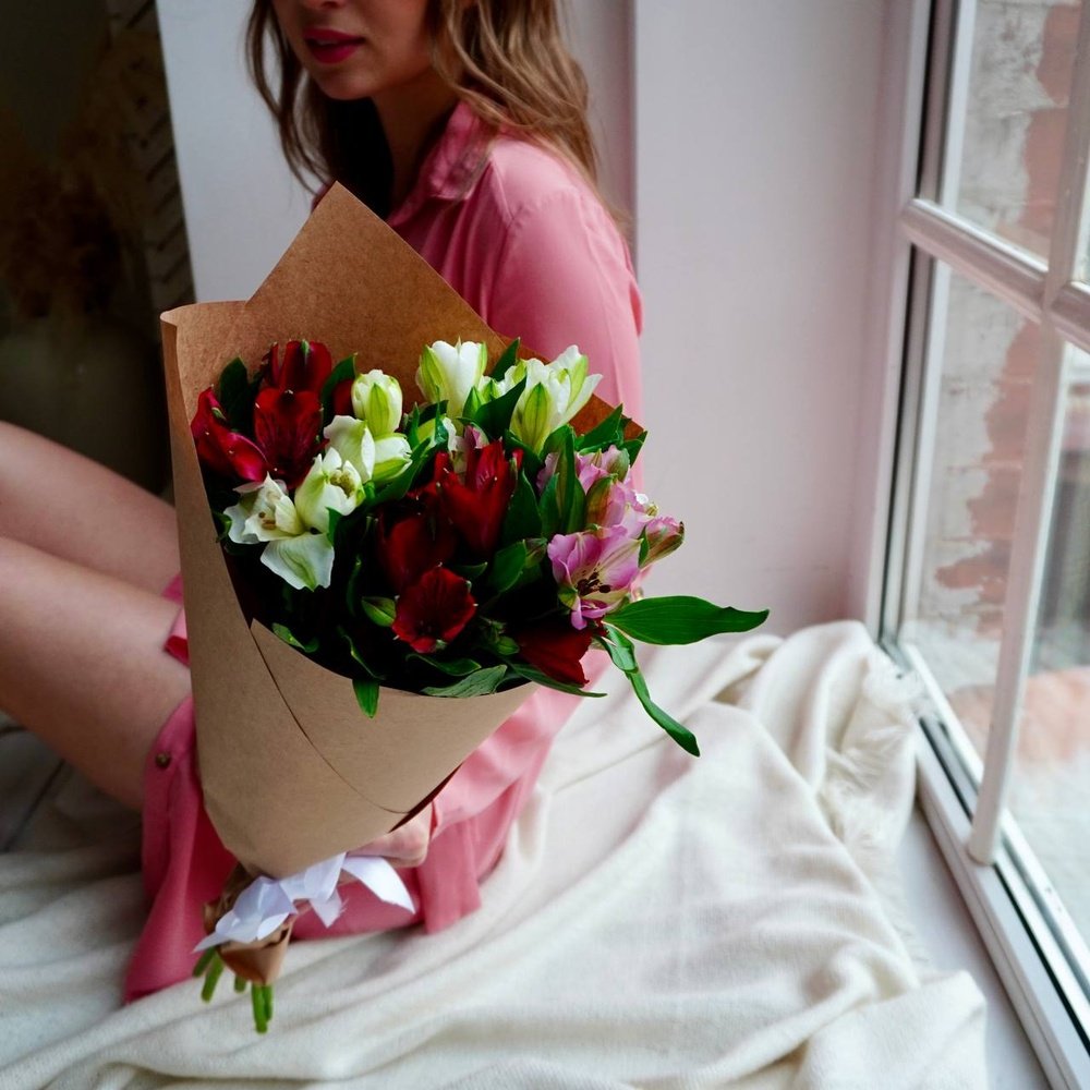 Альстромерия недорого: 5 цветков микс в букете