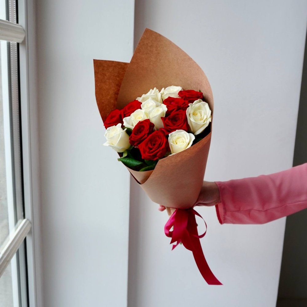 Розы дешево, 15 шт. Цвет: красный и белый