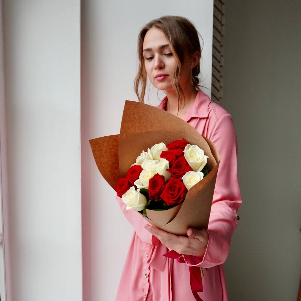 Розы дешево, 15 шт. Цвет: красный и белый