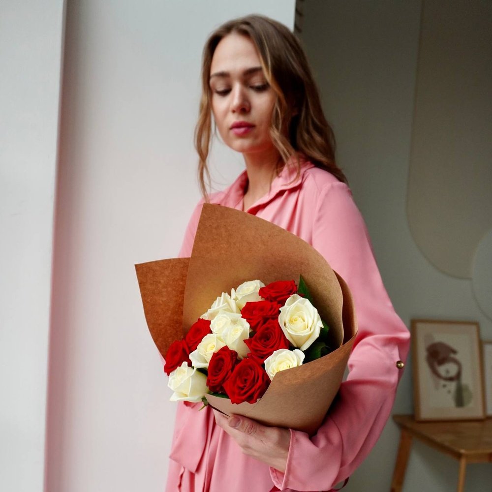 Розы дешево, 15 шт. Цвет: красный и белый