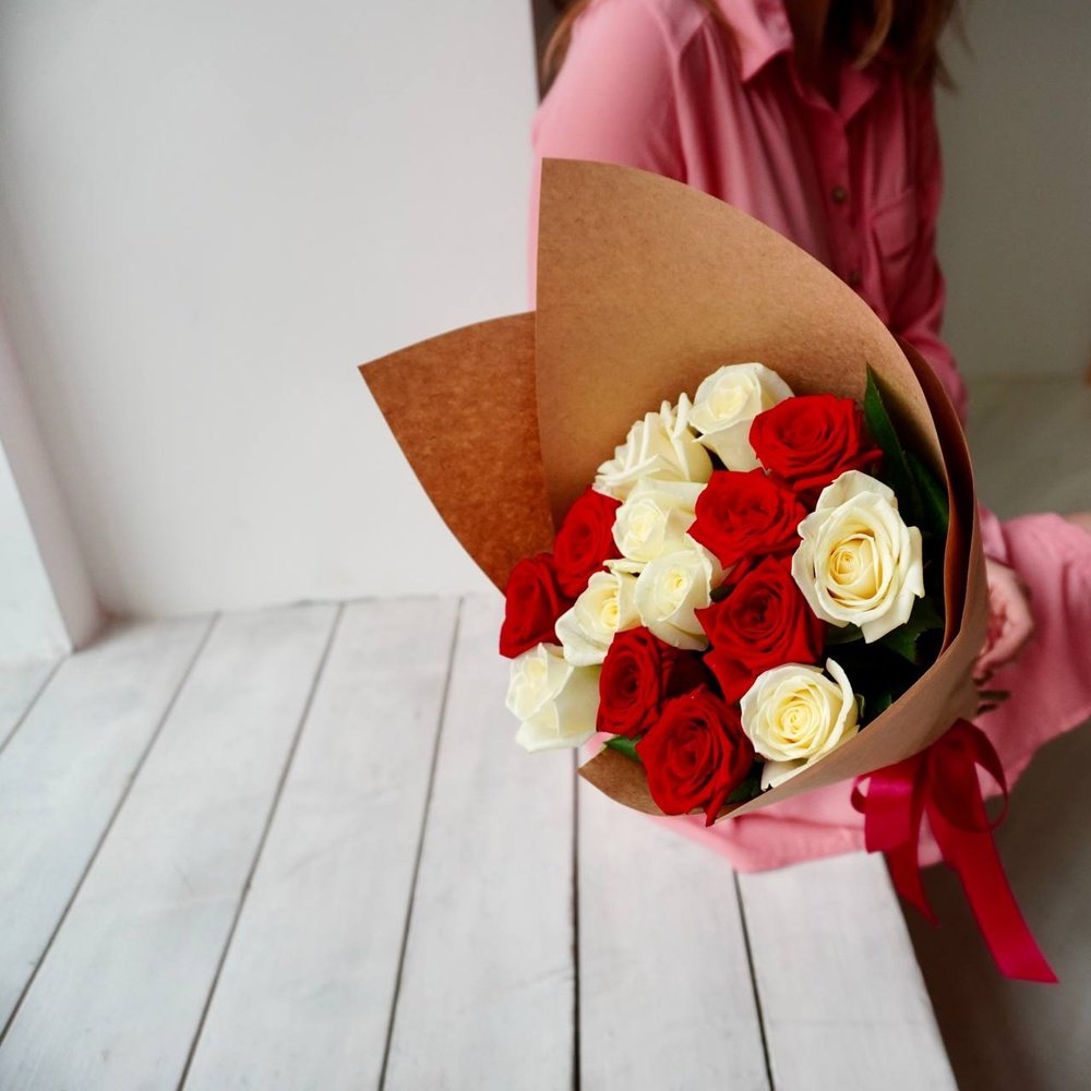 Розы дешево, 15 шт. Цвет: красный и белый