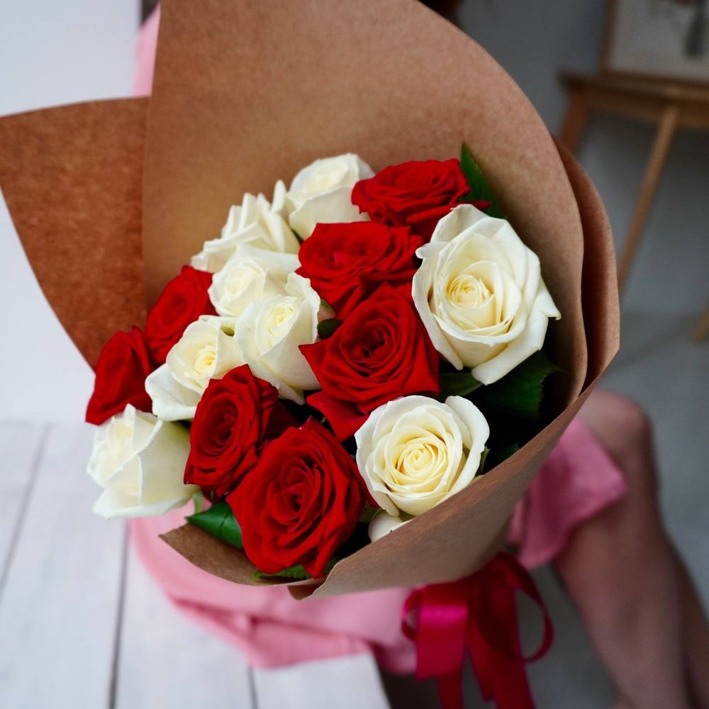 Розы дешево, 15 шт. Цвет: красный и белый