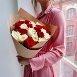 Розы дешево, 25 шт. Цвет: красный и белый. Доставка цветов в Санкт-Петербурге круглосуточно - Фотография 5