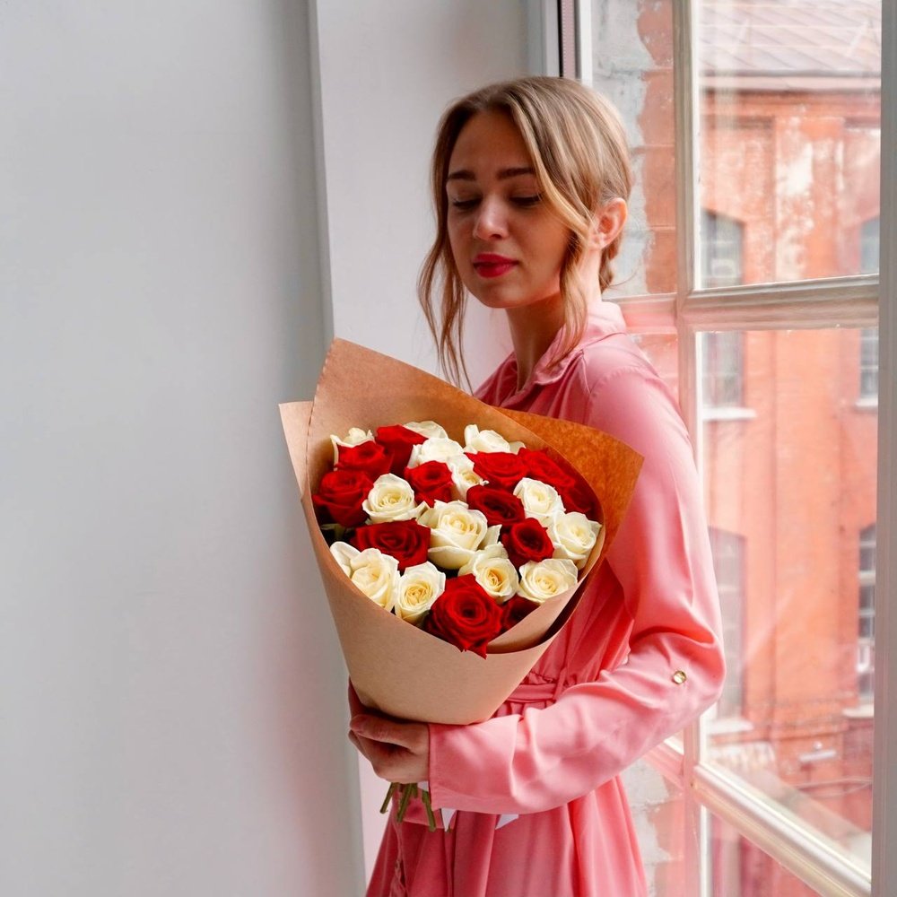 Розы дешево, 25 шт. Цвет: красный и белый. Доставка цветов в Санкт-Петербурге круглосуточно