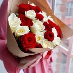 Розы дешево, 25 шт. Цвет: красный и белый. Доставка цветов в Санкт-Петербурге круглосуточно - Фотография 3