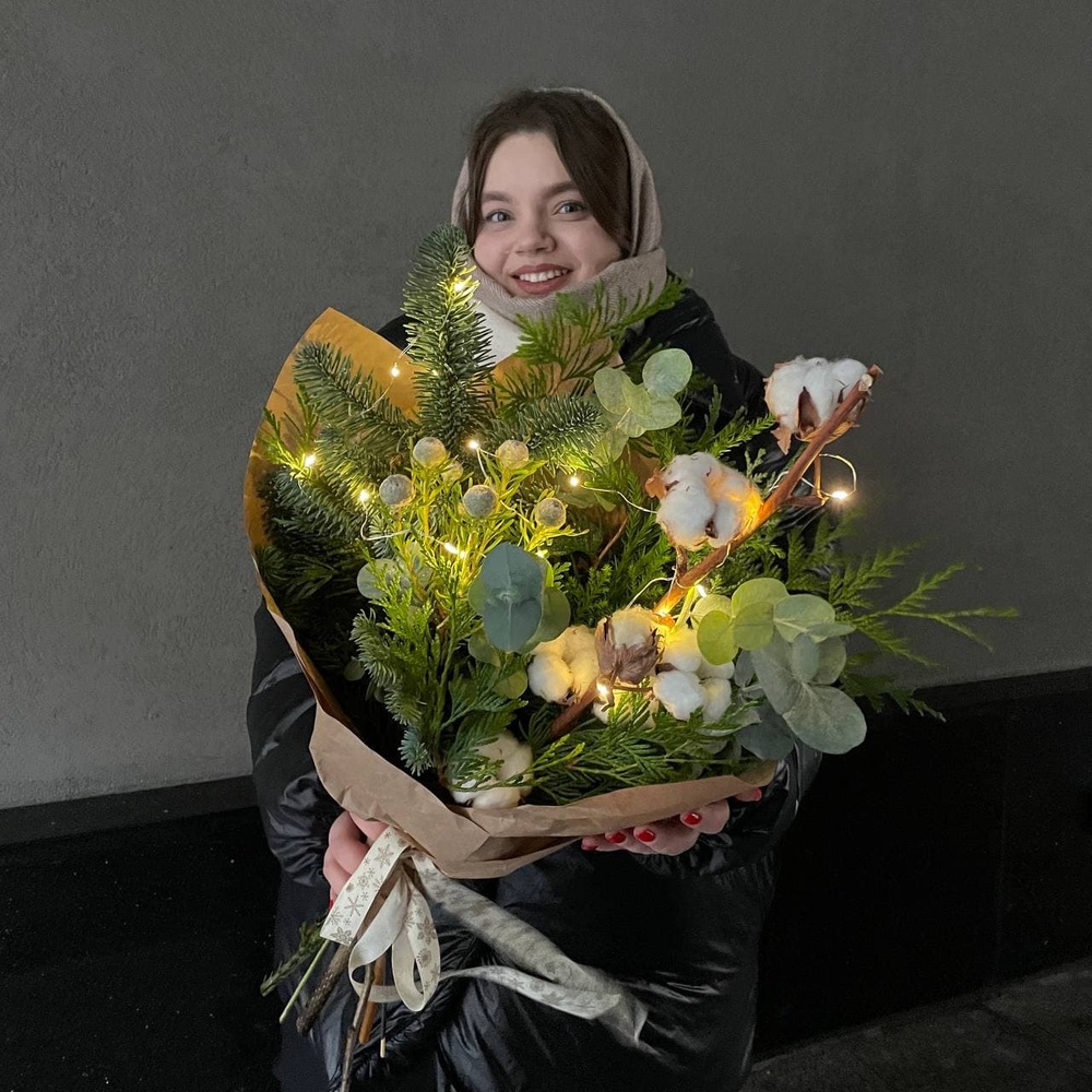 Таёжный лес: хвойные ветки, хлопок и гирлянда 