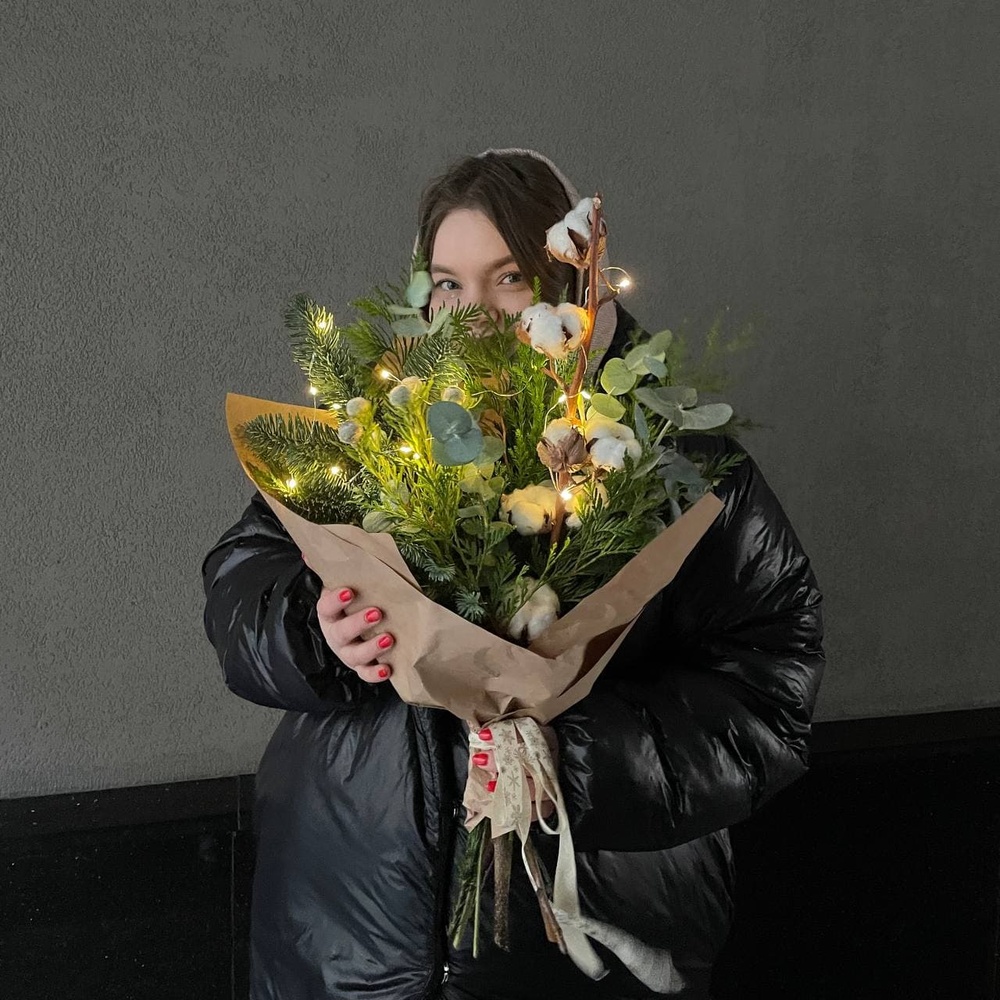 Таёжный лес: хвойные ветки, хлопок и гирлянда 