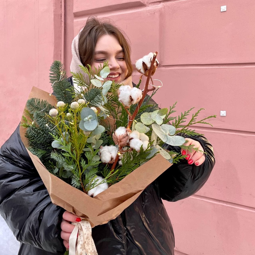 Таёжный лес: хвойные ветки, хлопок и гирлянда 