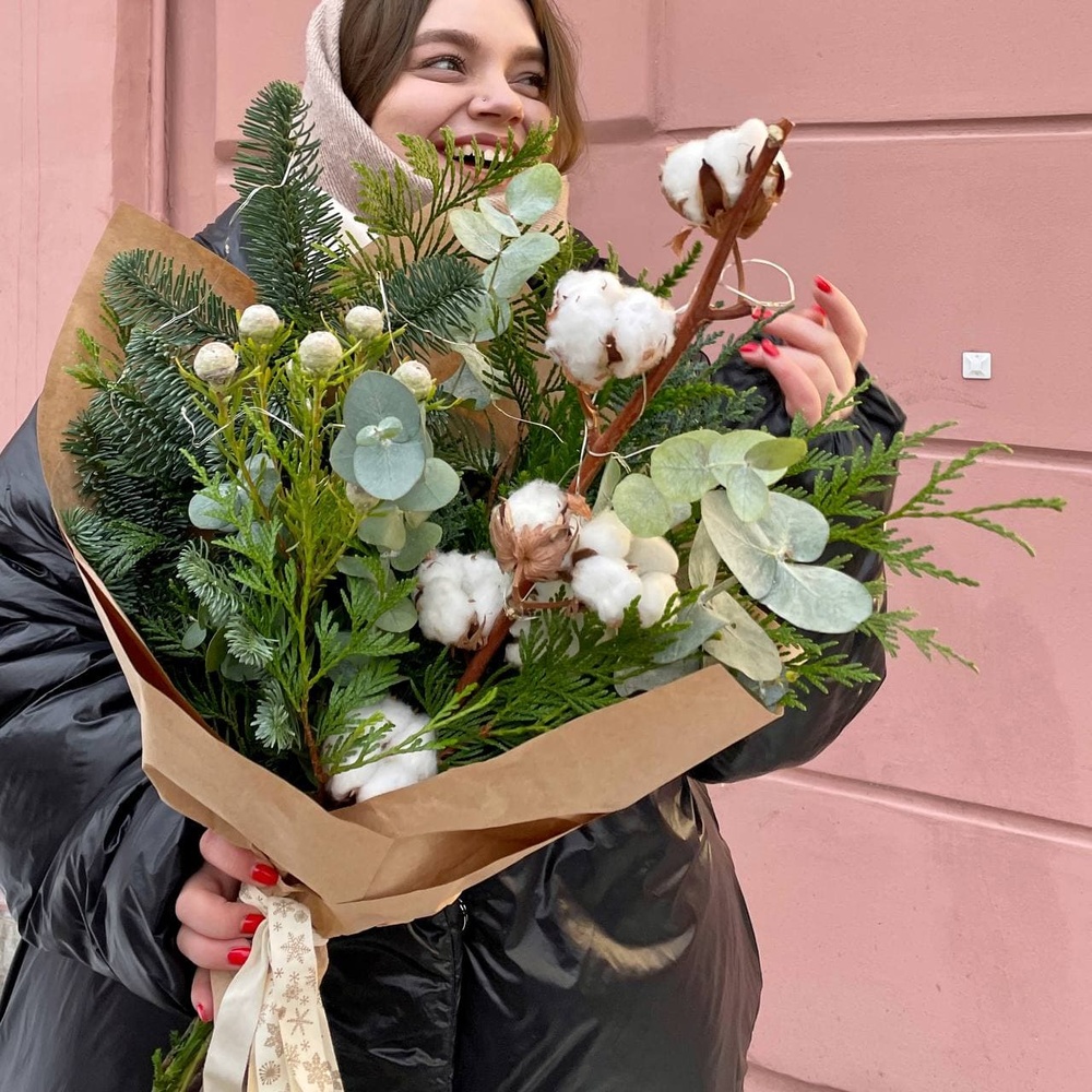 Таёжный лес: хвойные ветки, хлопок и гирлянда 