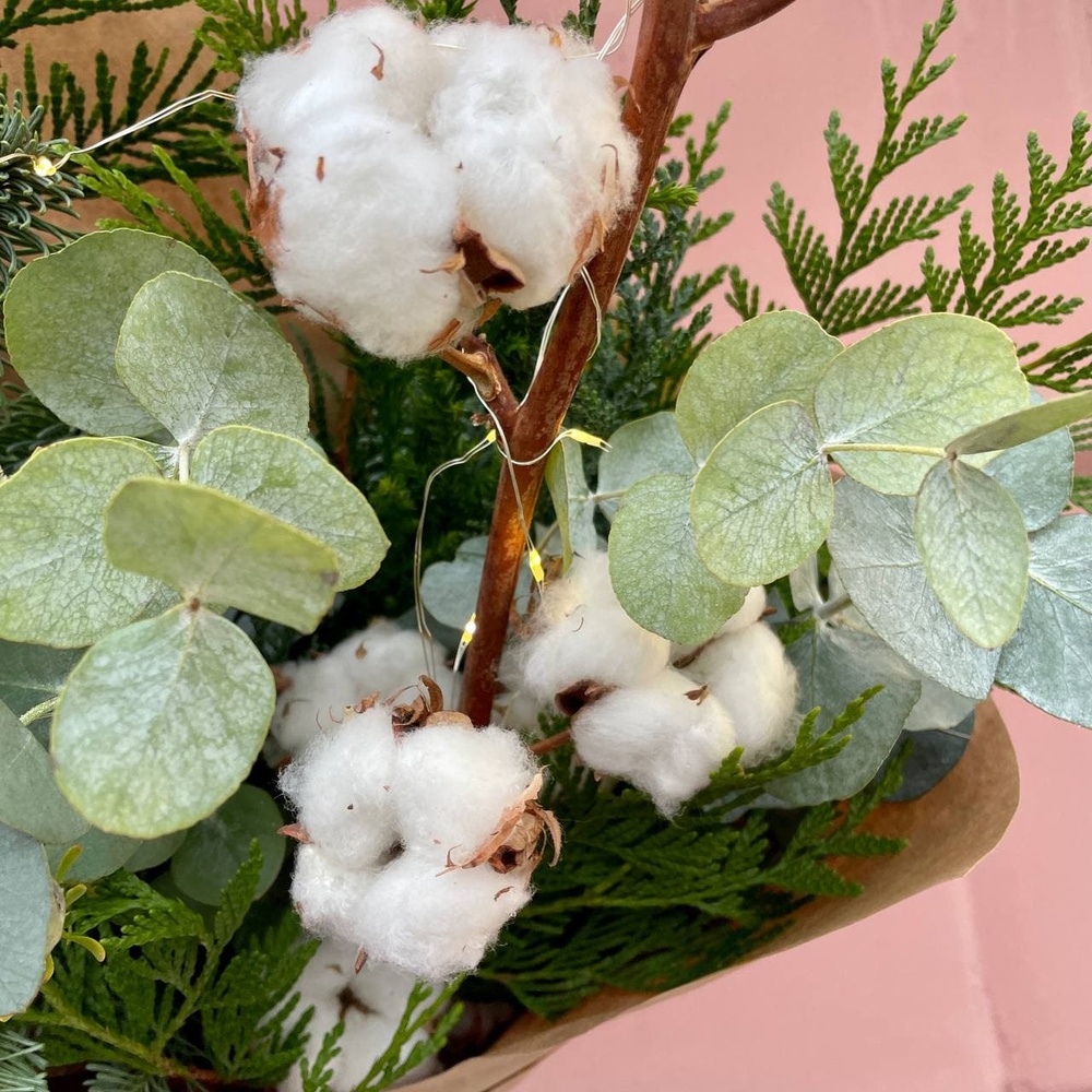 Таёжный лес: хвойные ветки, хлопок и гирлянда 