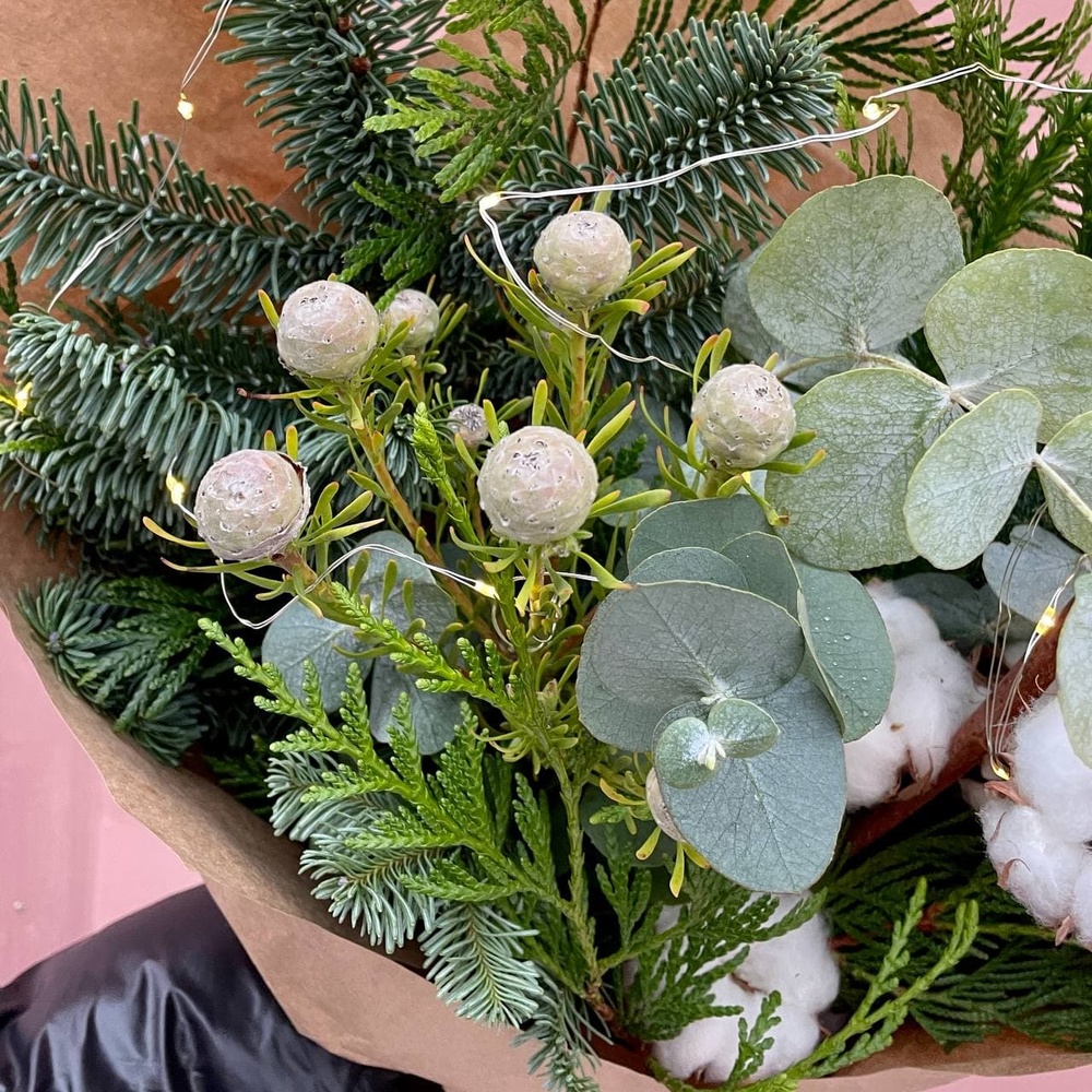 Таёжный лес: хвойные ветки, хлопок и гирлянда 