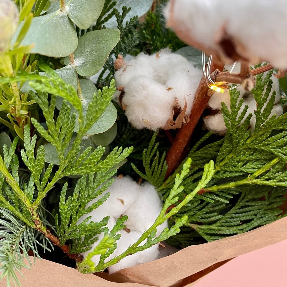 Таёжный лес: хвойные ветки, хлопок и гирлянда 