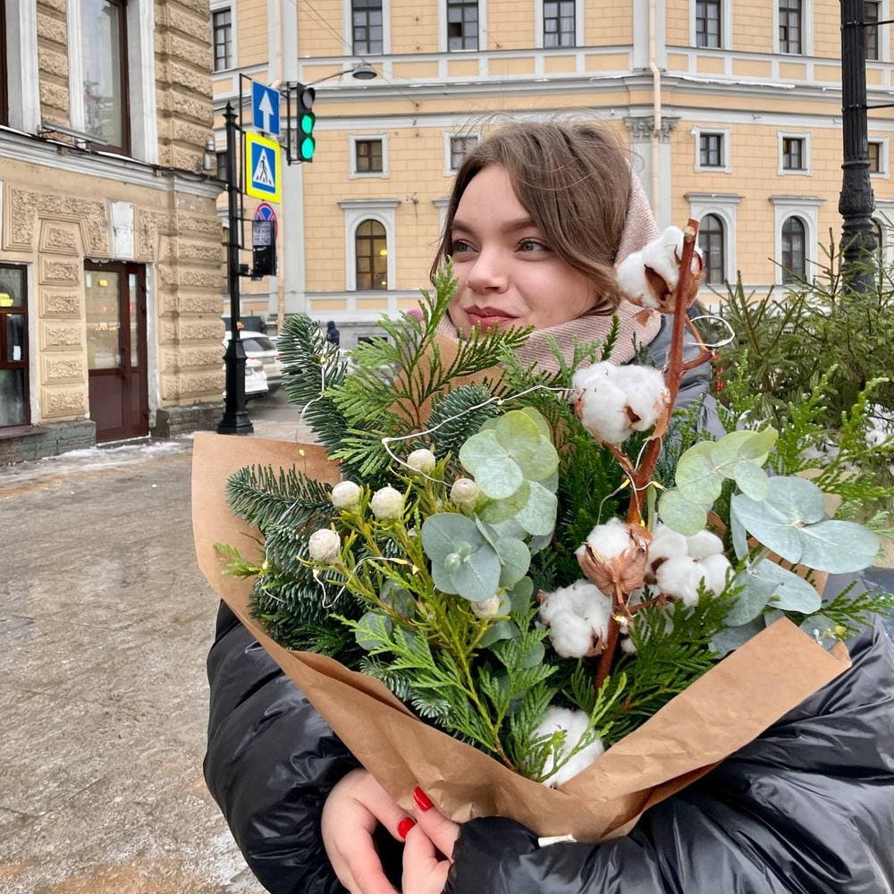 Таёжный лес: хвойные ветки, хлопок и гирлянда 