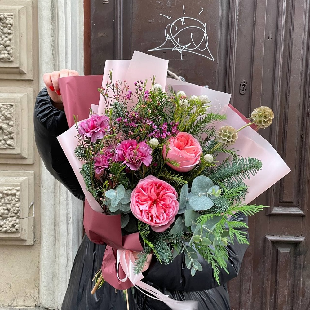 Реальная любовь: пионовидные розы и хвойный микс в Санкт-Петербурге