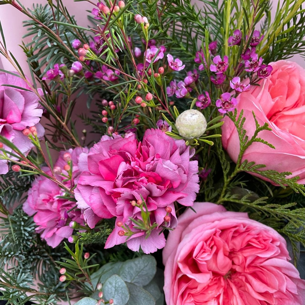 Реальная любовь: пионовидные розы и хвойный микс