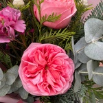 Реальная любовь: пионовидные розы и хвойный микс в Санкт-Петербурге - Фотография 6