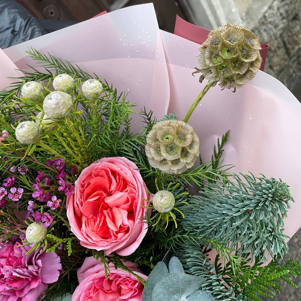 Реальная любовь: пионовидные розы и хвойный микс