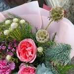 Реальная любовь: пионовидные розы и хвойный микс в Санкт-Петербурге - Фотография 7