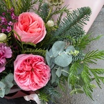 Реальная любовь: пионовидные розы и хвойный микс в Санкт-Петербурге - Фотография 2