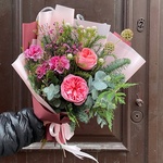 Реальная любовь: пионовидные розы и хвойный микс в Санкт-Петербурге - Фотография 9