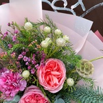 Реальная любовь: пионовидные розы и хвойный микс в Санкт-Петербурге - Фотография 8