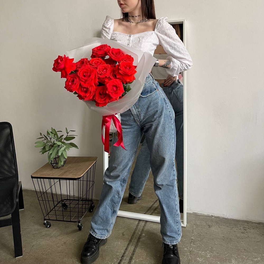 Май Харт: 15 алых роз сорта Нина + аквабокс и коробка-переноска