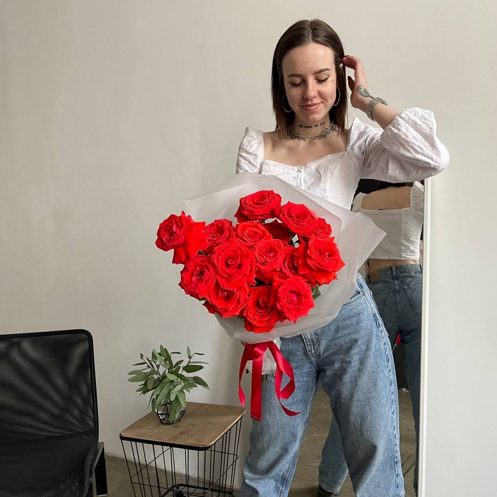 Май Харт: 15 алых роз сорта Нина + аквабокс и коробка-переноска