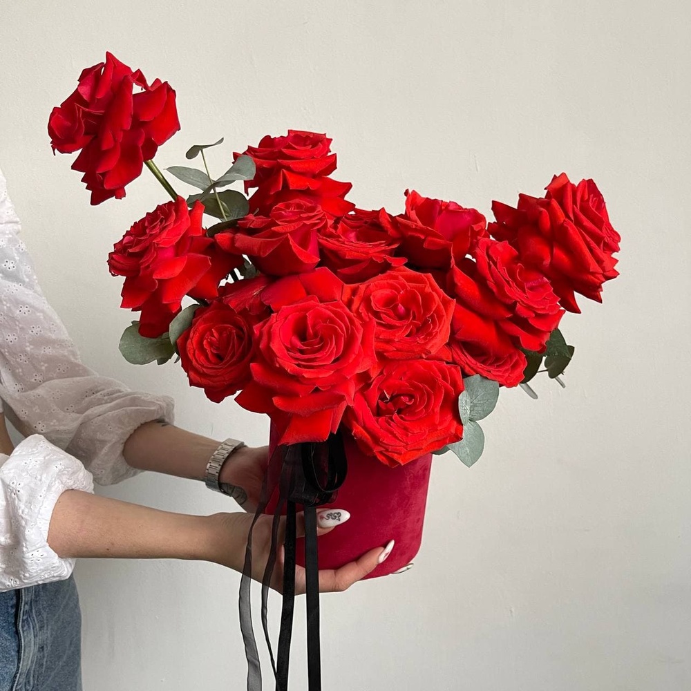 Любовная лихорадка: 21 алая роза в бархатной коробке