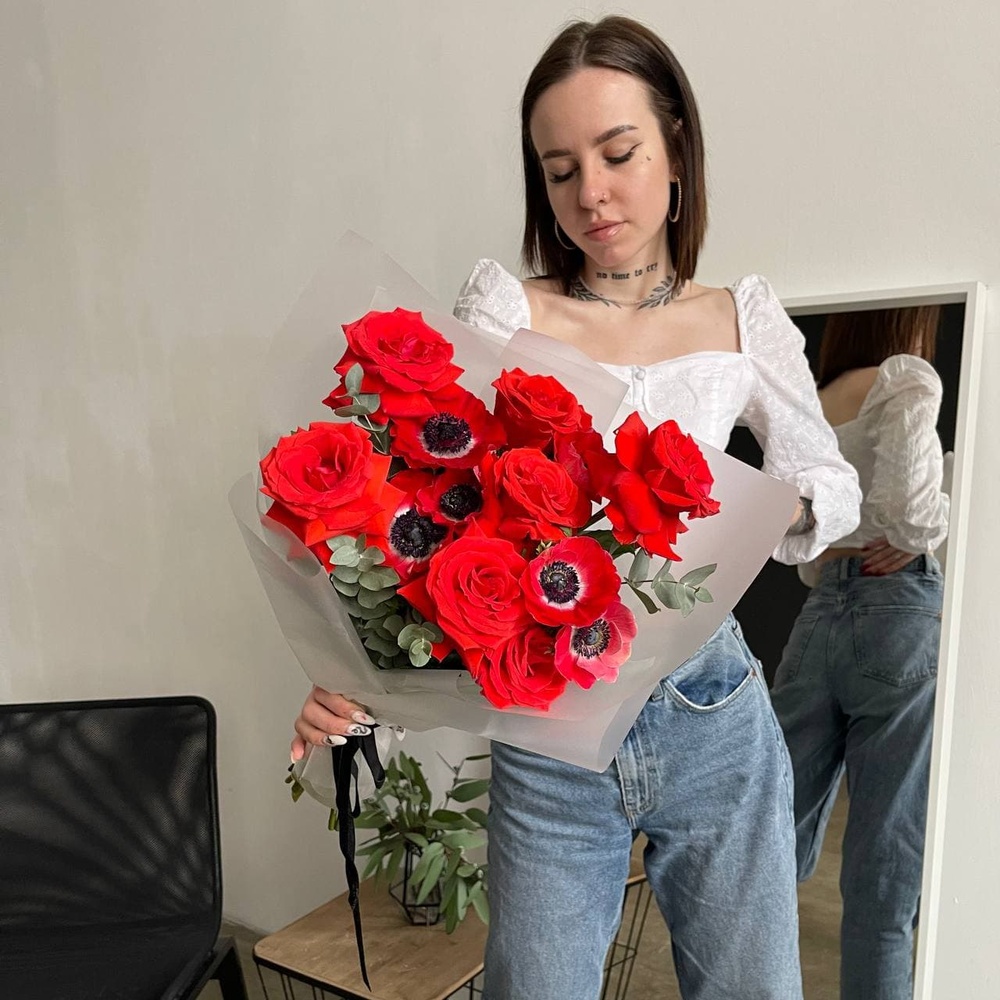 Снилось мне: алые розы и красные анемоны