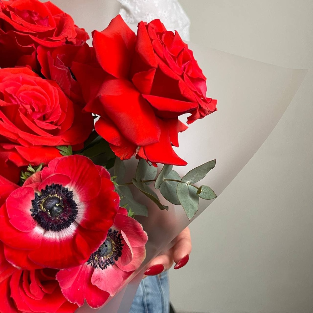 Снилось мне: алые розы и красные анемоны