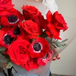 Снилось мне: алые розы и красные анемоны в Санкт-Петербурге - Фотография 3