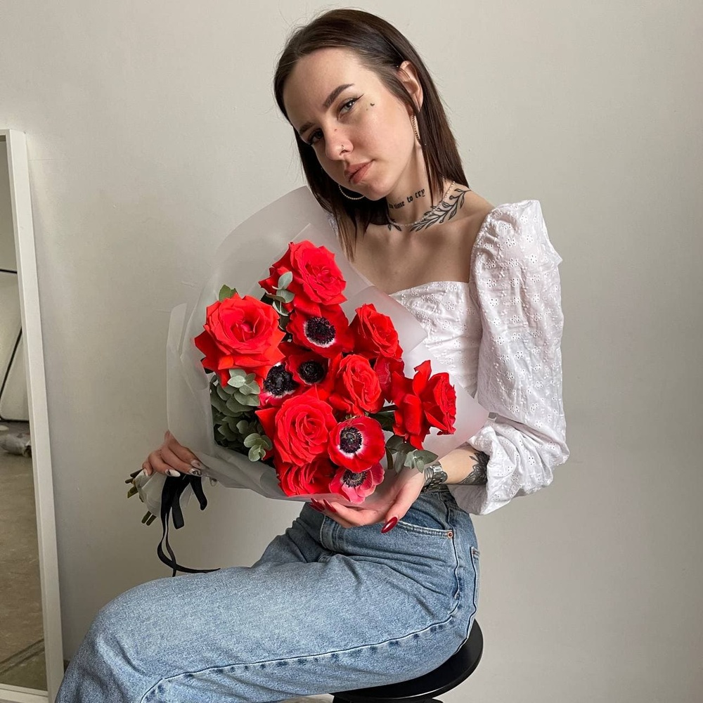 Снилось мне: алые розы и красные анемоны