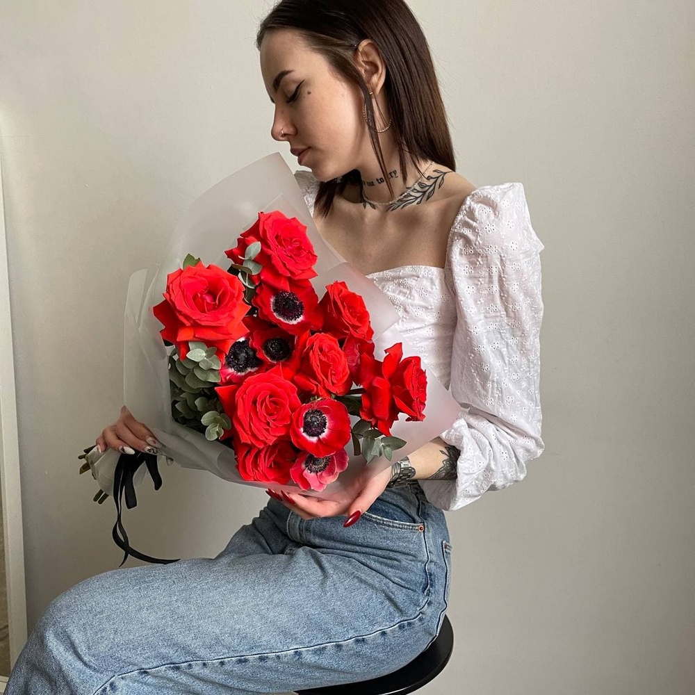 Снилось мне: алые розы и красные анемоны