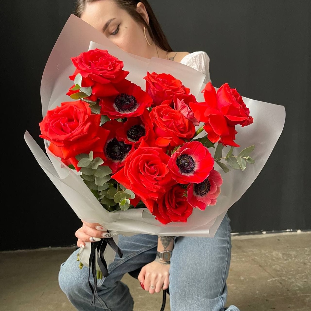 Снилось мне: алые розы и красные анемоны