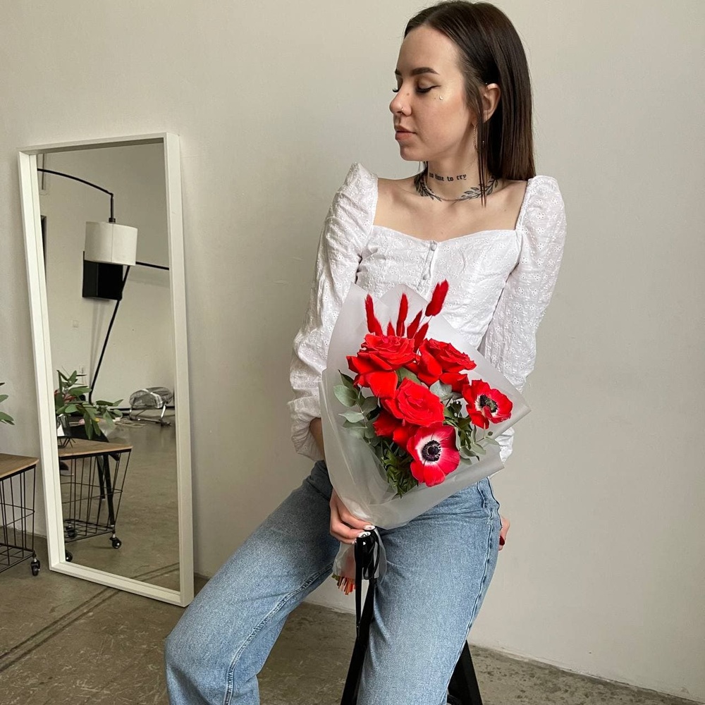 Сладкие уста: алые розы и красные анемоны