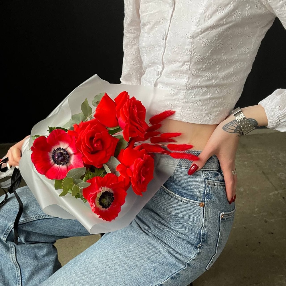 Сладкие уста: алые розы и красные анемоны