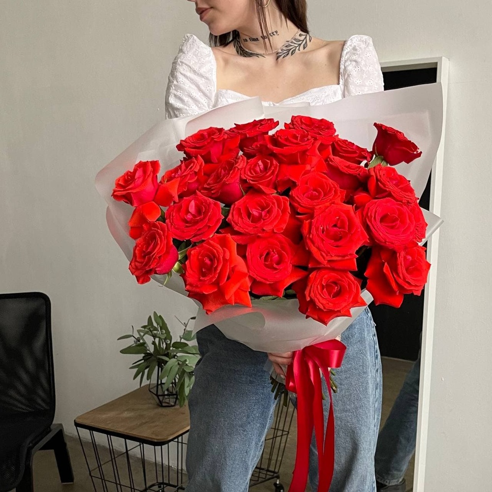 Хочу любить: 25 алых роз сорта Нина